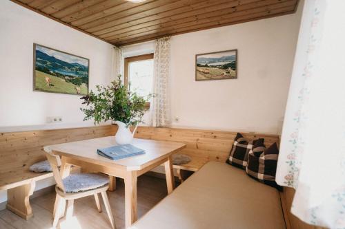 ein kleines Zimmer mit einem Tisch und einer Vase darauf in der Unterkunft Feichtingerhof in Steinbach am Attersee