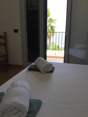- un lit avec 2 serviettes assises au-dessus dans l'établissement Residence Porto Miggiano, à Santa Cesarea Terme