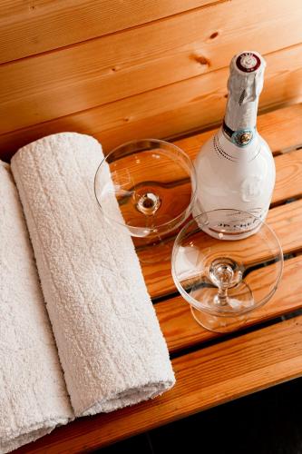 a bottle of wine next to a towel and a wine glass at VILLA BRATTHOLMEN in Brattholmen