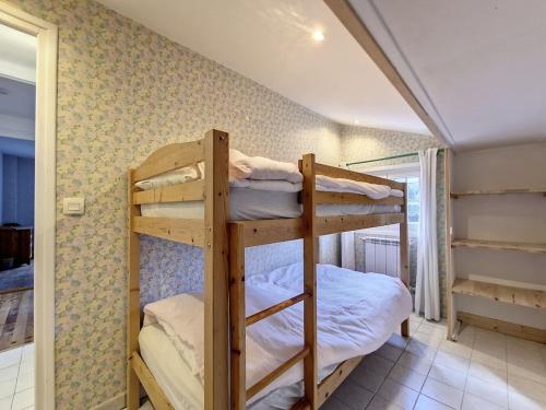 a couple of bunk beds in a room at Maison au coeur d’Arcangues, proximité de Biarritz in Arcangues