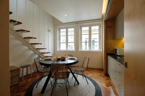 Impar Luxury Apartments في بورتو: مطبخ مع طاولة وكراسي في غرفة