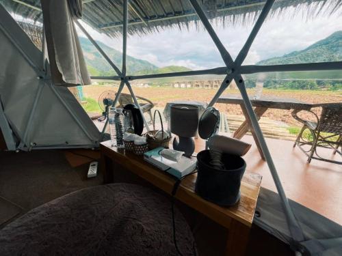 Zimmer mit einem Schreibtisch in einem Zelt mit Aussicht in der Unterkunft สะปันดีวิว Sapan Dee View บ่อเกลือ น่าน in Ban Huai Ti