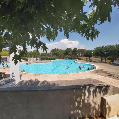- une grande piscine avec des personnes dans l'établissement Campagne de Pré Grand, à Saint-Étienne-les-Orgues