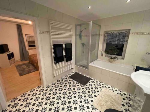 布倫瑞克的住宿－RobinsHomes-2023-Frisch renoviert in BS-Lehndorf，带淋浴、浴缸和盥洗盆的浴室