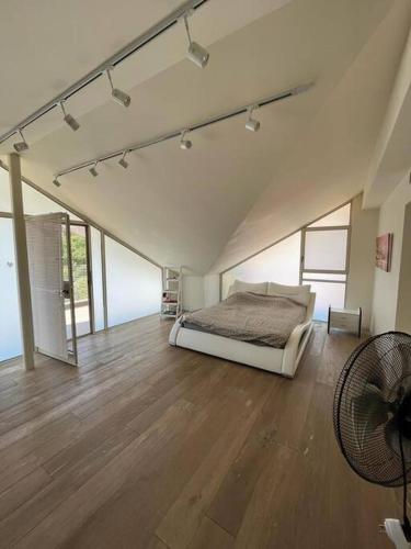 een slaapkamer met een bed in het midden van een kamer bij Kosher Luxury villa - Raanana in Ra‘ananna