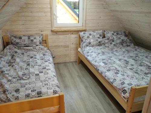 Ένα ή περισσότερα κρεβάτια σε δωμάτιο στο Domki kajaki Wda