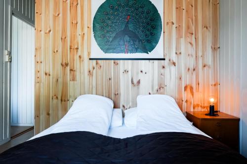 een slaapkamer met een bed en een foto aan de muur bij VILLA BRATTHOLMEN in Brattholmen