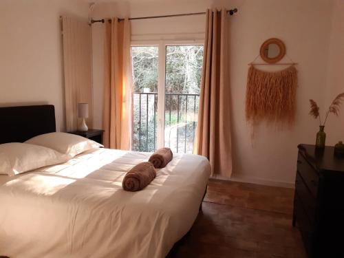 een slaapkamer met een bed met 2 opgerolde handdoeken bij La ferme du TourreBlanc in Lambesc