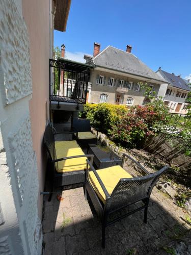 a group of chairs sitting on a balcony at Les gentianes in Alby