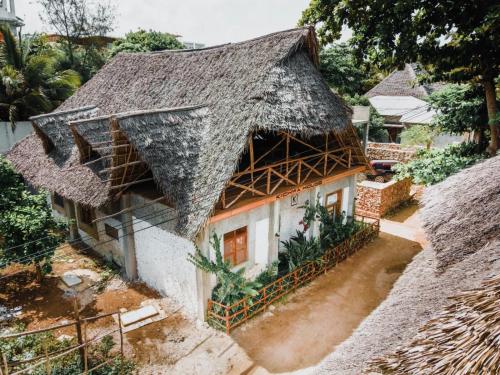 una imagen de una casa con techo de paja en The Kichwa House, en Kiwengwa
