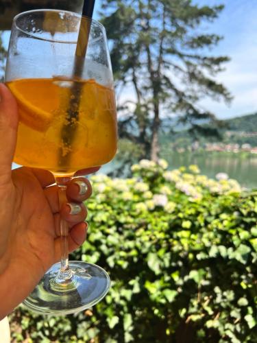 a person holding a glass of beer in their hand at Ca Rota house free parking in Lipomo