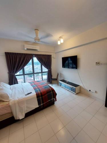 a bedroom with a bed and a flat screen tv at Solace R3 SetiaWalk Pusat Bandar puchong in Puchong