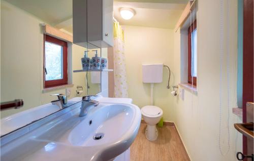 Ένα μπάνιο στο 2 Bedroom Gorgeous Home In Valtura