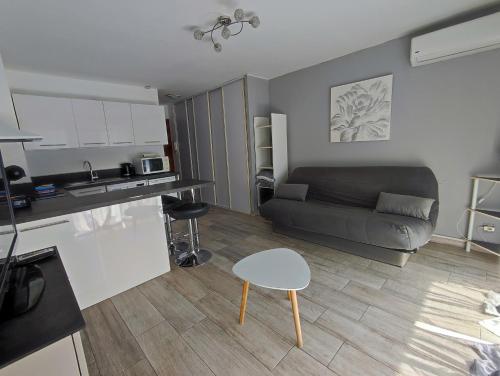 un salon avec un canapé et une table dans l'établissement Le puits aux fées, à Antibes