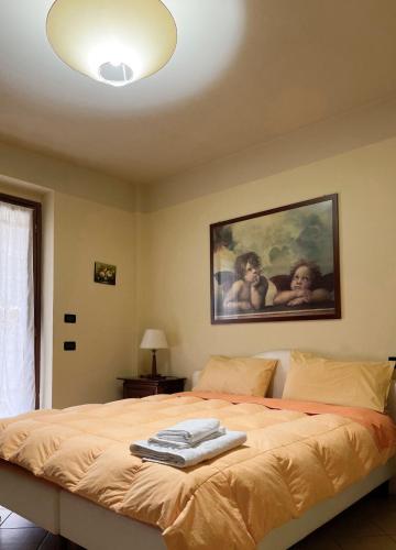 a bedroom with a bed with a painting on the wall at B&B Le Principesse in Rossano Stazione