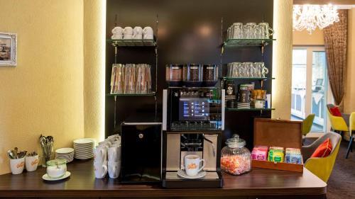 Příslušenství pro přípravu čaje a kávy v ubytování Parkhotel Bilm im Glück am Stadtrand Hannovers