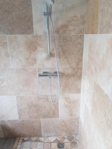 une douche avec un tuyau dans une salle de bain dans l'établissement Appart'avignon, à Avignon