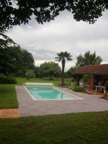 une piscine au milieu d'une cour dans l'établissement Les Houradets, à Monbardon