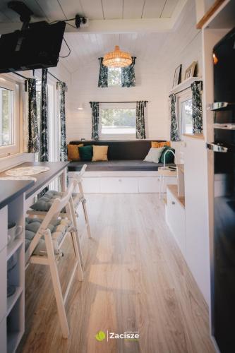 a kitchen and living room of a tiny house at Półwysep Zacisze - Tiny House Village in Przywidz
