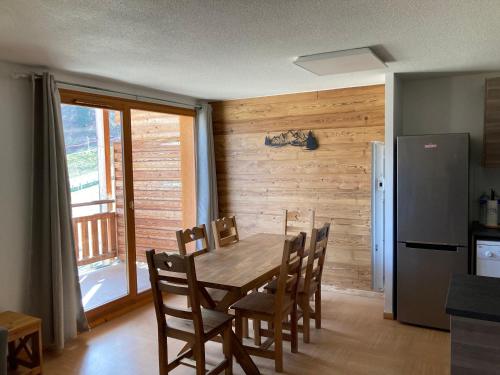 Appartement Duplex Les Orres 1800 pour 8 personnes aux pieds des pistes avec ménage et une place de parking inclus