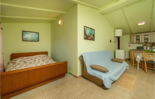 ein Schlafzimmer mit einem Bett und einem Stuhl darin in der Unterkunft 2 Bedroom Gorgeous Home In Valtura in Valtura