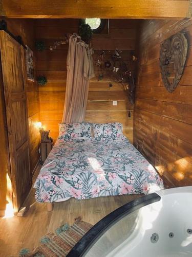 une chambre avec un lit et une baignoire dans l'établissement Les jardins d'Isa, à Tourves