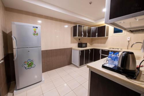 Il comprend une cuisine équipée d'un réfrigérateur et d'un comptoir. dans l'établissement فندق الرؤية محافظة الداير بني مالك, à Al Buhrah