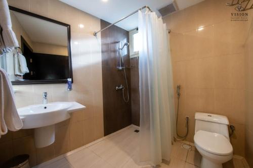 La salle de bains est pourvue d'une douche, de toilettes et d'un lavabo. dans l'établissement فندق الرؤية محافظة الداير بني مالك, à Al Buhrah