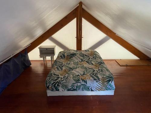een bed in een kamer in een tent bij Appartement familial à Crots in Crots