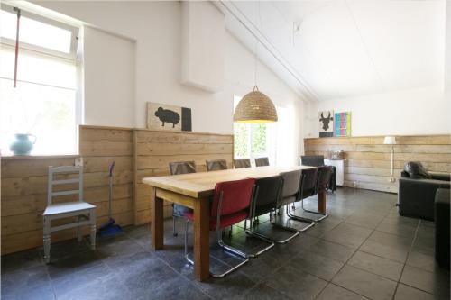 デン・ヘルダーにあるPakhuys Lodge - Oudのダイニングルーム(木製テーブル、椅子付)