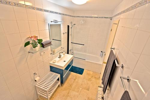 Kúpeľňa v ubytovaní On Beach Deluxe Apartment with Pools and own Garden
