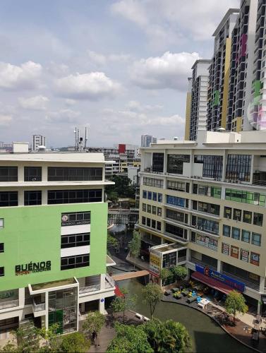vistas a una ciudad con edificios altos en Solace R3 SetiaWalk Pusat Bandar puchong one, en Puchong
