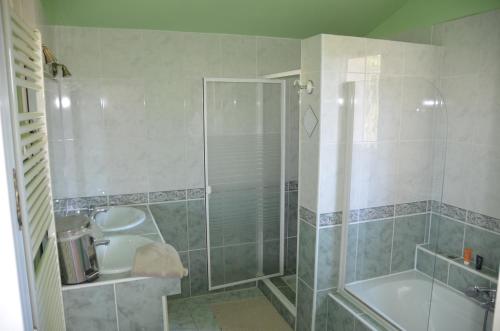 Ένα μπάνιο στο Maison basque avec piscine