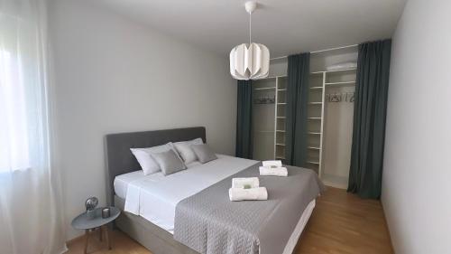 Un dormitorio con una cama con dos toallas encima. en Clouds Apartments Čiovo - 20 meters from Copacabana beach, en Trogir