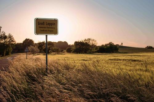a sign on the side of a road in a field at Shropshire House in Groß Leppin