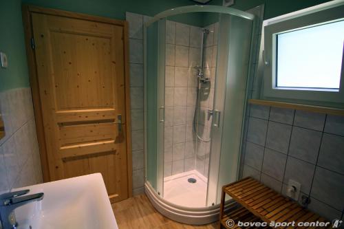 baño con ducha y puerta de cristal en Base camp - Apartments & Rooms en Bovec