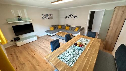 a living room with a table and a couch at Ferienwohnungen WahlHeimat-Pfronten in Pfronten