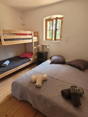 two beds in a room with two bunk beds at Joli mas "Rêve de lune" en plein coeur du Luberon in Roussillon