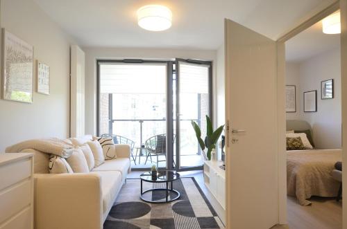 sala de estar con sofá y cama en Green Estate Old Town Apartment, private parking, balcony, en Gdansk