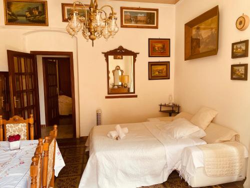 Een bed of bedden in een kamer bij Appartamento retrò-chic in La Spezia