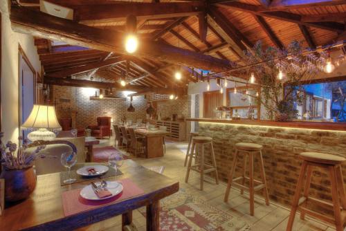 een keuken met een bar met krukken in een kamer bij Ephesus Lodge in Kirazli