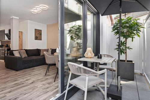 ein Wohnzimmer mit einem Tisch, Stühlen und einem Sofa in der Unterkunft Park Avenue Apartments I Domsuite I Hbf I Netflix I WLAN in Köln