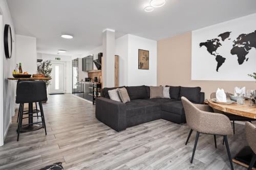 ein Wohnzimmer mit einem Sofa und einem Tisch in der Unterkunft Park Avenue Apartments I Domsuite I Hbf I Netflix I WLAN in Köln
