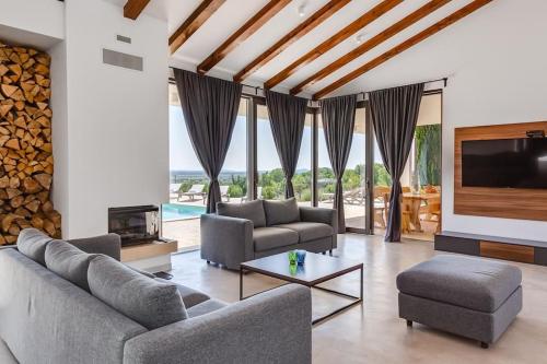Χώρος καθιστικού στο Villa T, spacious with heated pool, hot tub & sauna