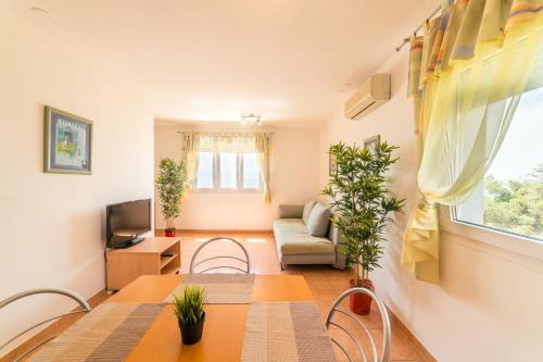 - un salon avec une table et un canapé dans l'établissement Apartments M, à Split