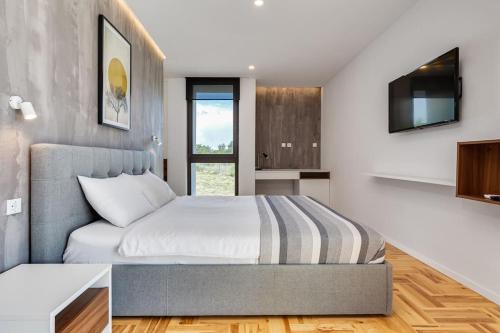 Ένα ή περισσότερα κρεβάτια σε δωμάτιο στο Villa T, spacious with heated pool, hot tub & sauna