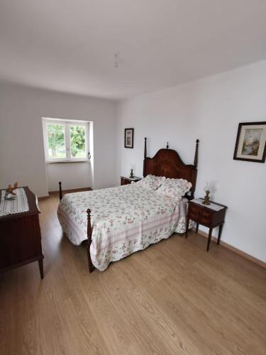 una camera con un grande letto e una finestra di Portas da Vila a Sesimbra