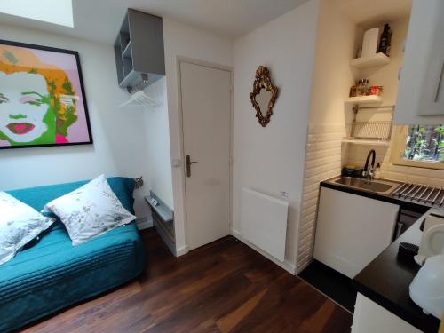 パリにあるRomantic tiny house inside Montmartre near Moulin Rougeのベッドとキッチン付きの小さな部屋