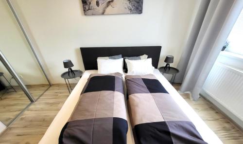 dwa łóżka w sypialni z dwoma lampami w obiekcie Oskar Wilde w mieście Lubowla