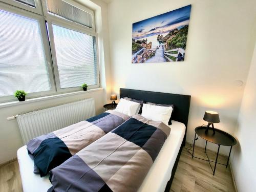 1 cama en un dormitorio con una foto en la pared en Oskar Wilde, en Stará Ľubovňa
